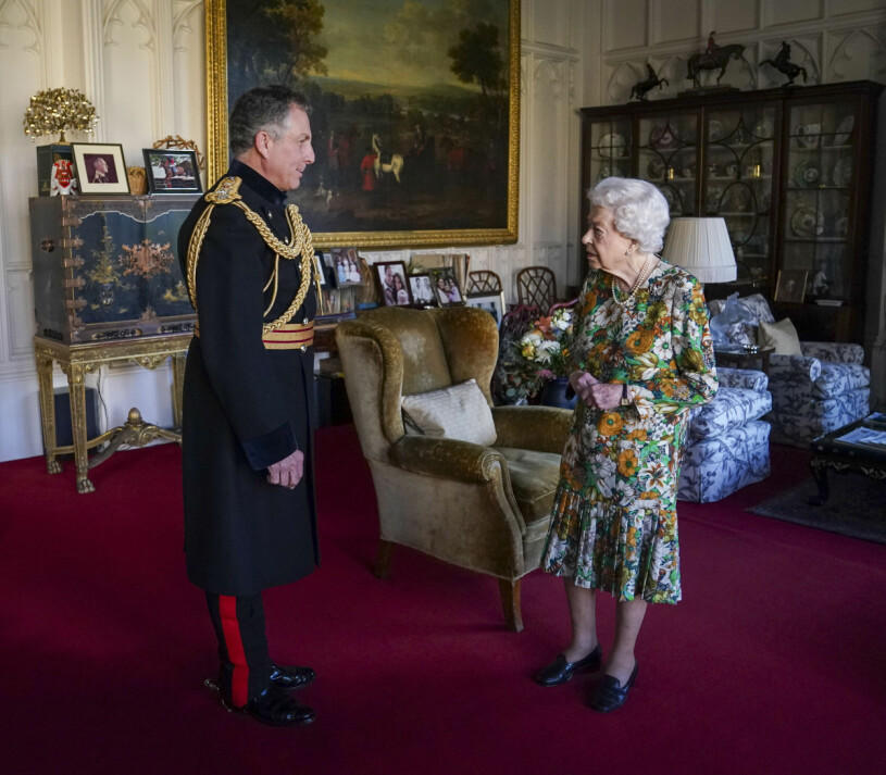 Hennes hovläkare Sir Huw Thomas har beordrat vila. Men är man Storbritanniens statschef så kallar plikterna ändå.