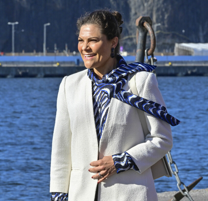 Victoria med påsksolbränna och som väntat klädd i signalfärgen blått! Kronprinsessan Victoria på Östersjöseminariet 2022