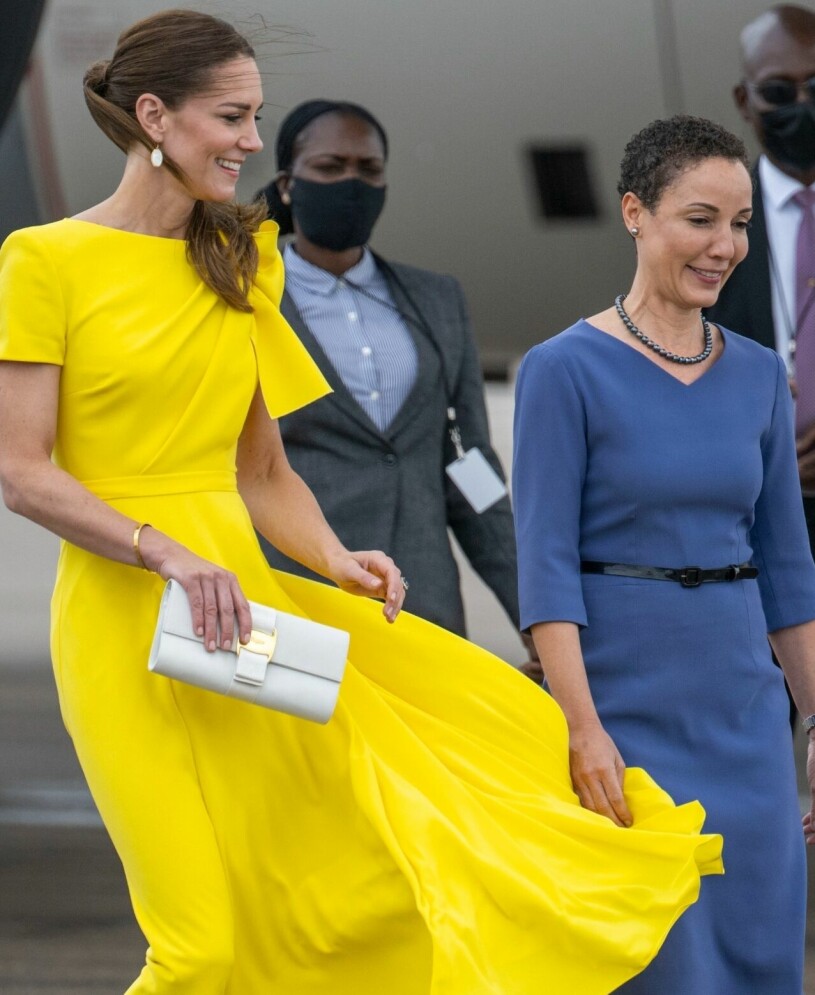 Chiffongen var överallt och Kates hår stod som en kvast i blåsten. Hertiginnan Catherine Kate Middleton