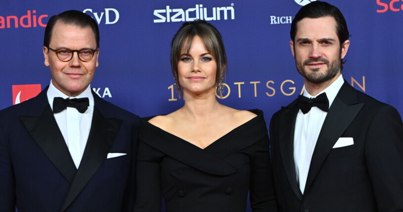 Prins Daniel, prinsessan Sofia och prins Carl Philip ler, men i bakgrunden finns en sorg. Prins Daniel, prinsessan Sofia och prins Carl Philip på Idrottsgalans röda matta