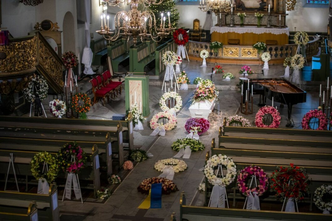 Kronprinsessparet har skickat en blomsterkrans till Oslo domkyrka. Kronprinsessan har skickat en blomsterkrans till Oslo domkyrka.