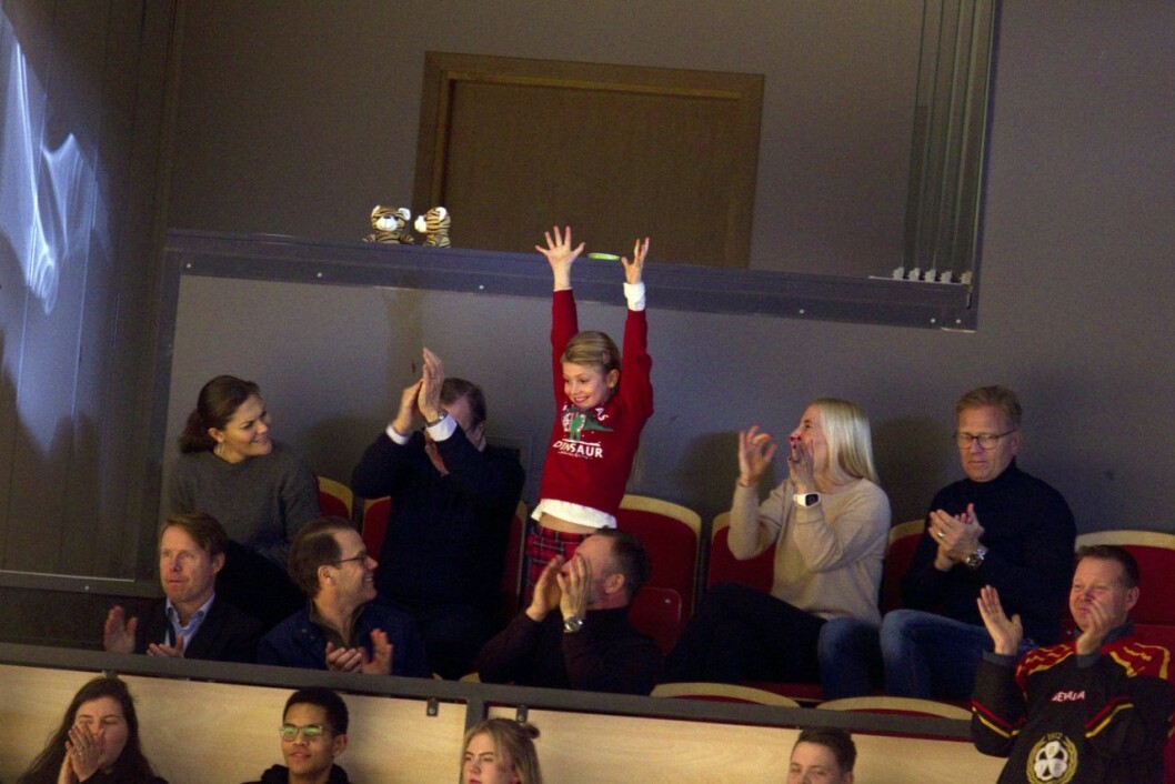 Estelle showar på hockeymatch ett par dagar innan skidolyckan. Estelle stal showen uppe från hedersläktaren på Monitor ERP Arena i Gävle.