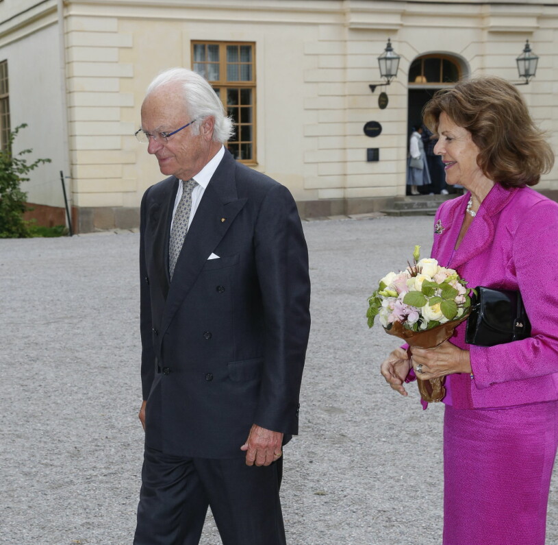 I kväll minglade kungaparet hemma på Drottningholm. Kungen Drottning Silvia Drottningholmsteaterns Vänners Högtidssammankomst