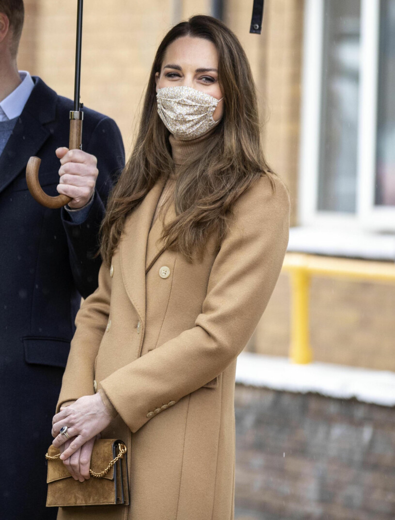Hertiginnan Kate i ett blommigt munskydd. Kate i munskydd