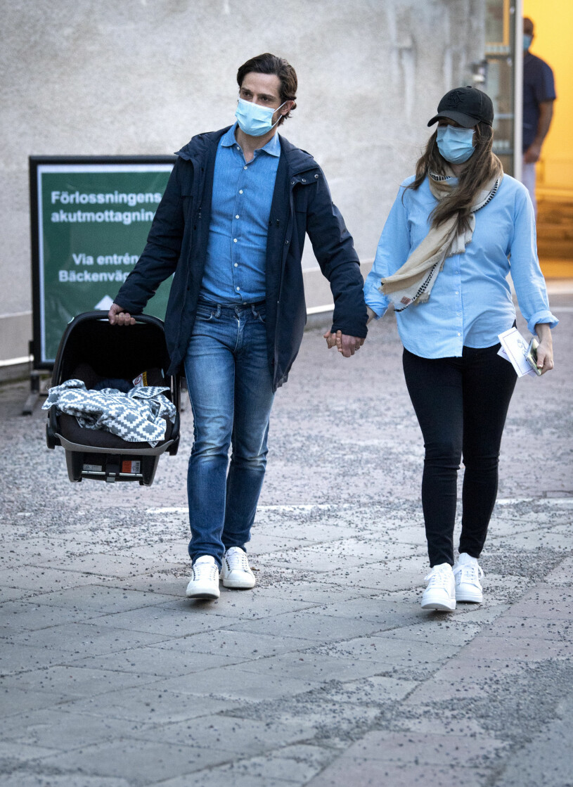 Prins Carl Philip och prinsessan Sofia lämnar förlossningen vid Danderyds sjukhus efter att Sofia fött en son.