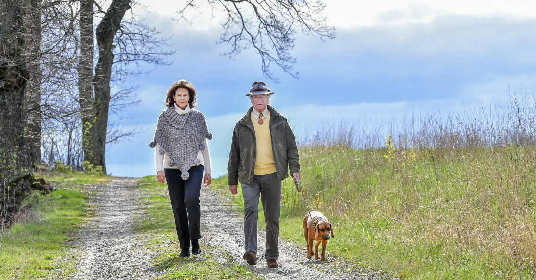 Kungen och drottning Silvia har gått om promenadyta på Stenhammars slott. Drottning Silvia och kung Carl Gustaf