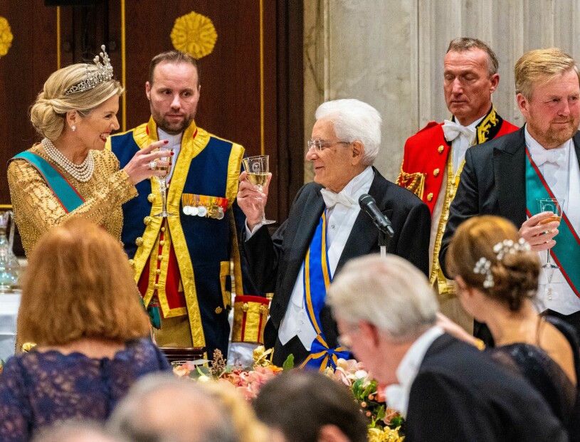 Först löshåret, sen powertiaran. Det är mycket som kan gå fel med de kungliga galafrisyrerna. Drottning Máxima under galamiddagen för Italiens president 2022