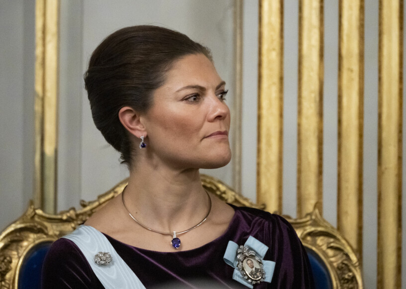 Kronprinsessan Victoria. Kronprinsessan Victorias smycken och håruppsättning vid Svenska Akademiens högtidssammankomst 2022