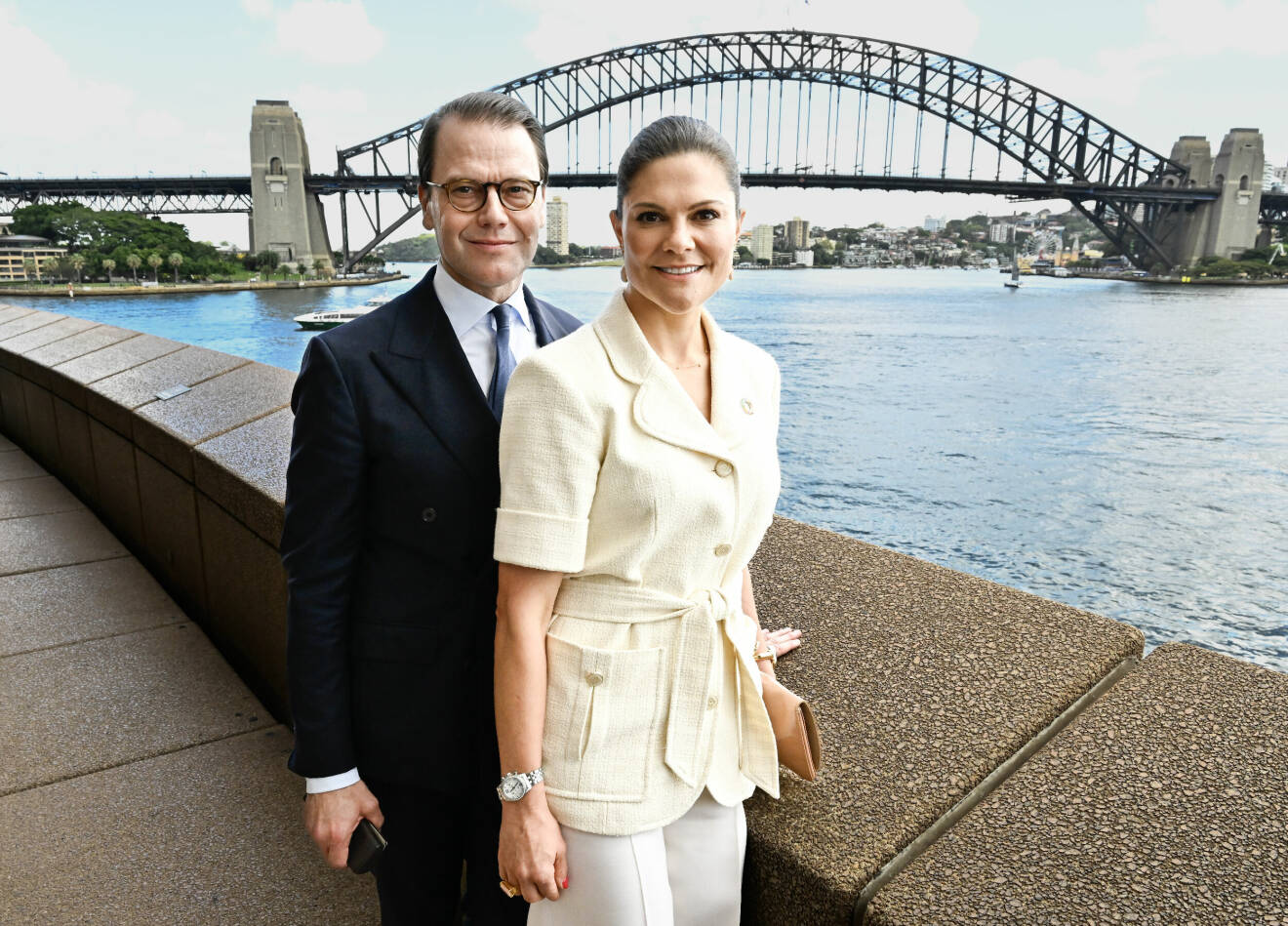 Kronprinsessan Victoria och prins Daniel är på besök i Australien. Här med Harbour Bridge i bakgrunden.