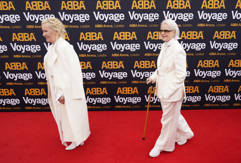 Anni-Frid Lyngstad stödjer sig på sin käpp. Agnetha Fältskog och Anni-Frid Lyngstad