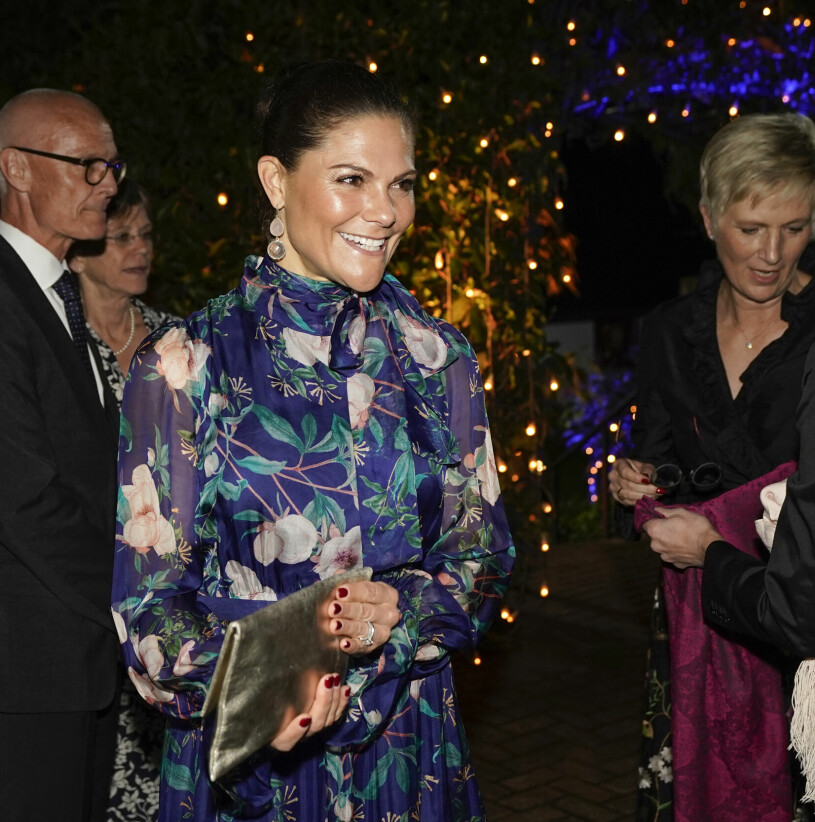 Victoria på svenska ambassaden i Nairobi, i sin nya maxiklänning från By Malina. Kronprinsessan Victoria på fest på svenska ambassaden i Nairobi, i en ny maxiklänning från By Malina.