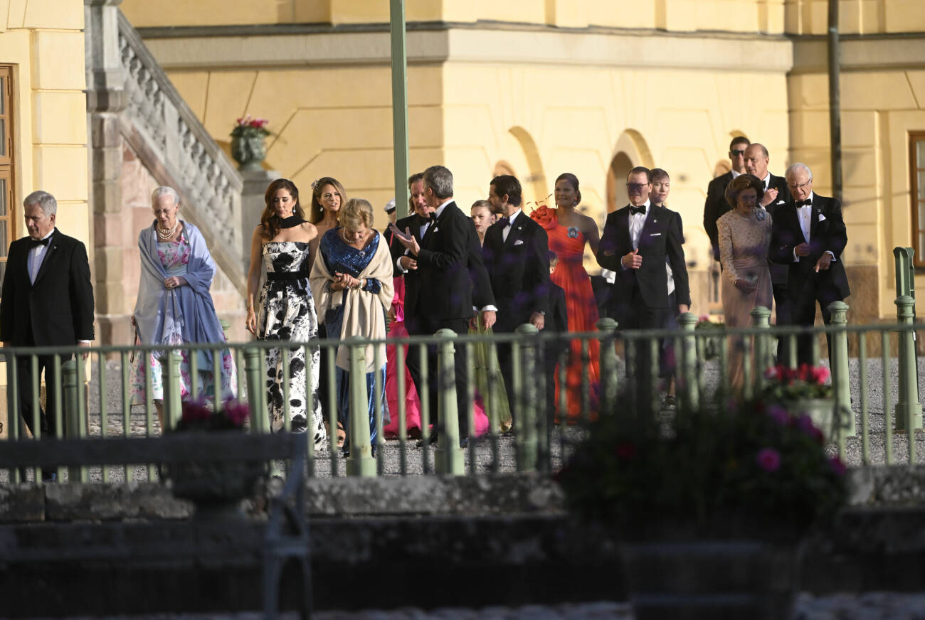 Drottning Margrethe, prinsessan Mary, Prinsessan Madeleine, drottning Anne-Marie av Grekland, Christopher O'Neill, prins Carl Philp, kronprinsessan Victoria, prins Daniel, drottning Silvia och kung Carl XVI Gustaf anländer till kvällens jubileumsföreställning på Drottningholms slottsteater med anledning av kungens 50-årsjubileum.