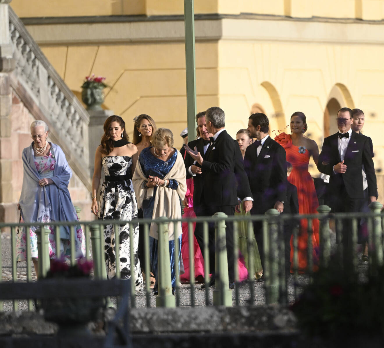 Drottning Margrethe, drottning Anne-Marie av Grekland, kronprinsessan Mary och Christopher O'Neill anländer till kvällens jubileumsföreställning på Drottningholms slottsteater med anledning av kungens 50-årsjubileum.