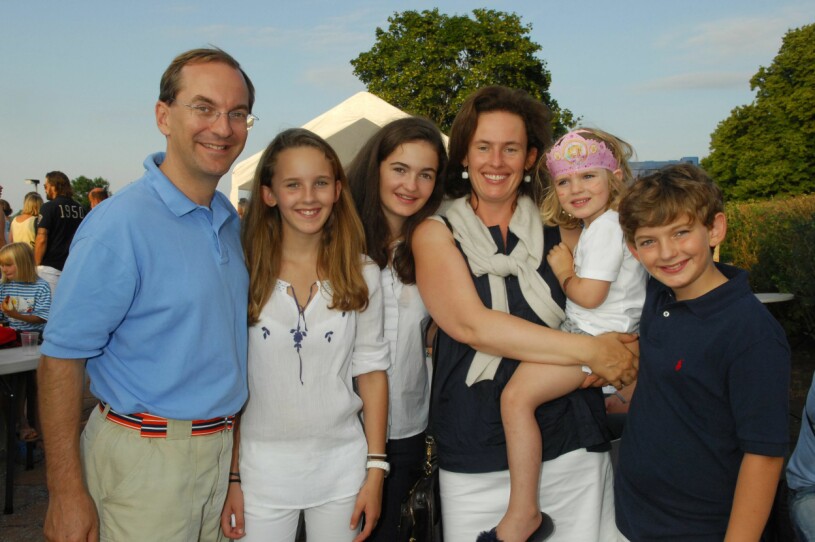 Patrik och Anna Tigerschiöld med barnen Aurore, Benedikte, Hermine och Carl Wilhelm. Fem år har gått sedan familjen köpte det som skulle bli deras sommarparadis.