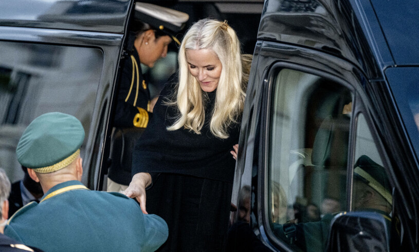 Kronprinsessan Mette-Marit i Aten för begravningen.