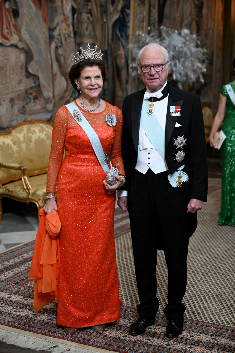 Drottning Silvia glittrar i vinternatten, bredvid sin fina make! Drottning Silvia och kung Carl Gustaf vid Kungens middag för Nobelpristagarna på Stockholms slott.