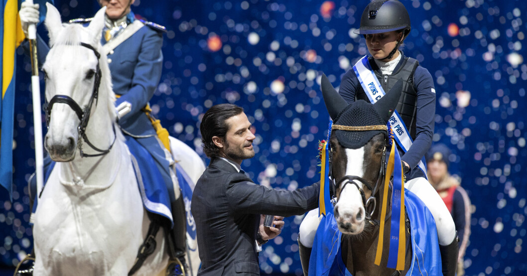 Prins Carl Philip delar ut pris till Lilly Johansson som vann Prins Carl Philips pris under Sweden International Horse Show i Friends arena 2019.