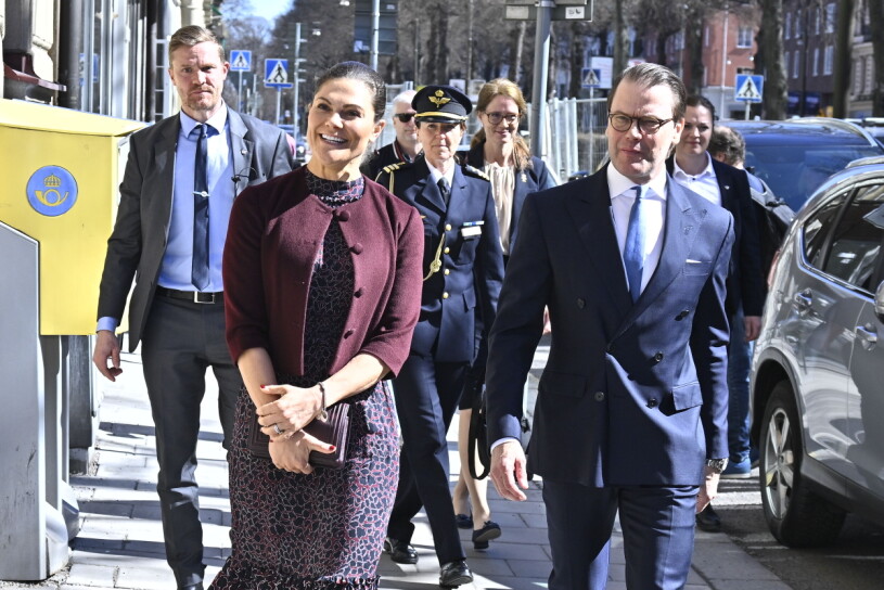 Inte så konstigt att folk stannade till och tittade! Kronprinsessan Victoria och prins Daniel besöker FOS med adjutant hovmarskalk och livvakter