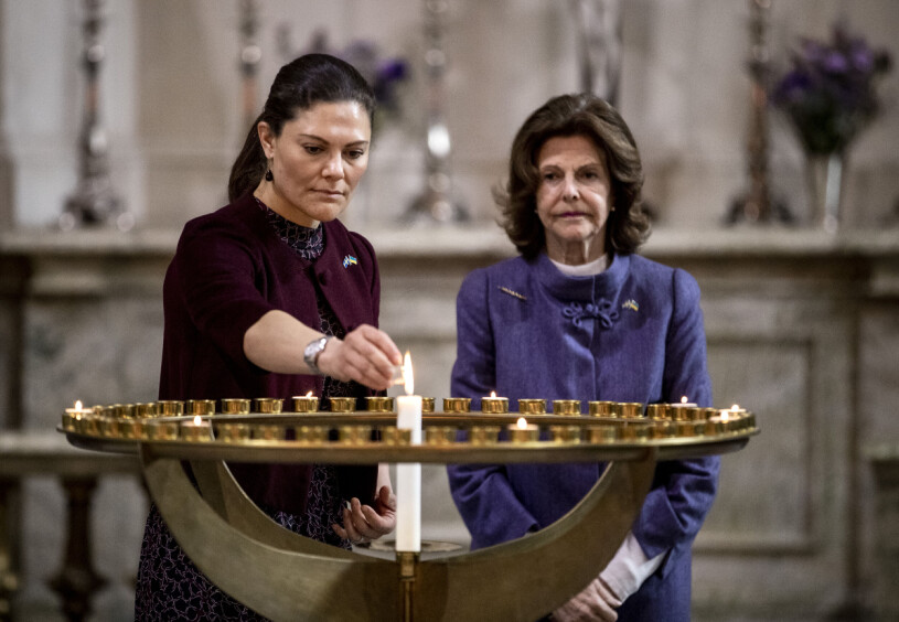 Djupt allvar vid andakten i Slottskyrkan. Drottning Silvia och kronprinsessan Victoria i Slottskyrkan för Fredsbön för Ukraina