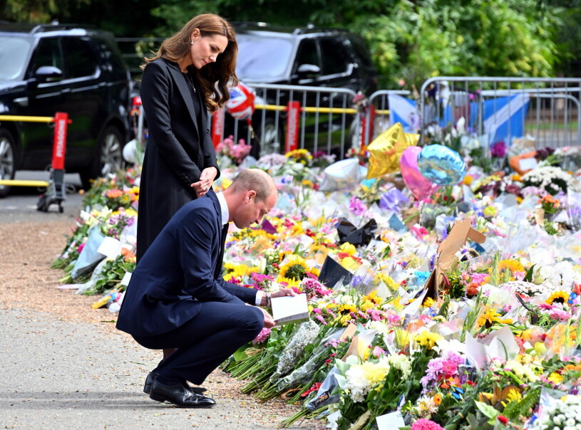 Hundratals människor hade lämnat blommor utanför Sandringham House.