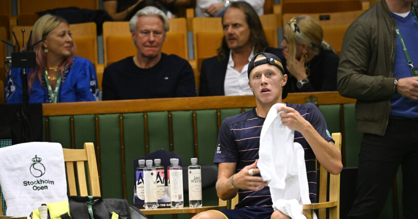 Leo Borg med föräldrarna Patricia Borg och Björn Borg i publiken under en match i Stockholm Open. Patricia och Björn Borg sitter på läktaren när sonen Leo spelar tennis