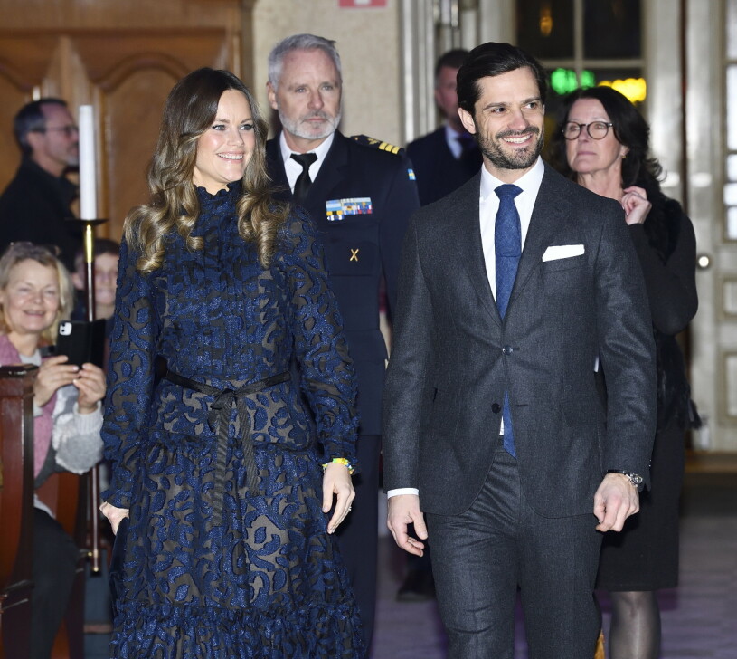 ...nu har de varit gifta i sju och ett halvt år. Prinsessan Sofia i mörkblå klänning och prins Carl Philip på Jul i Vasastan 2022