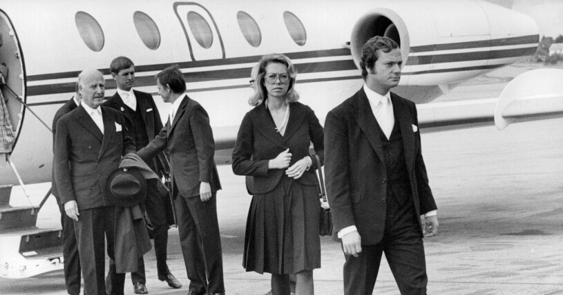 Kung Carl Gustaf, prinsessan Christina, riksmarskalk Stig H:son Ericson, adjutanten och dåvarande statsminister Olof Palme på Bromma flygplats, 1973.
