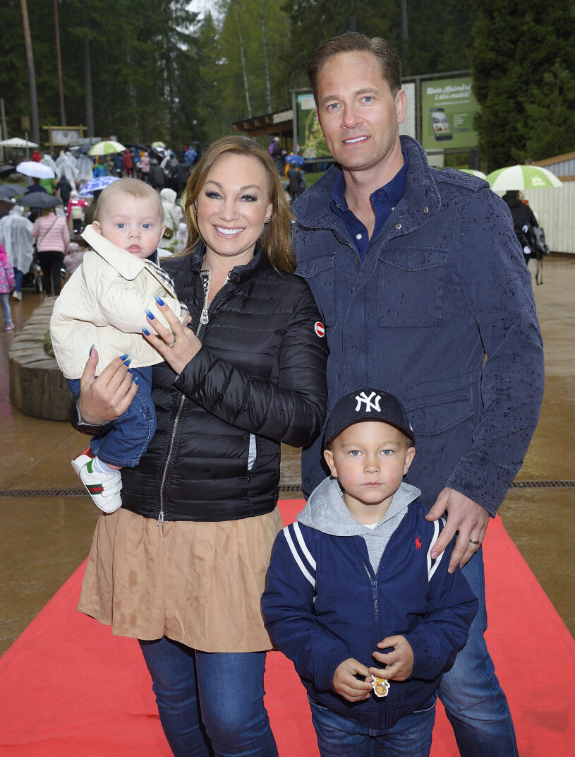 Charlotte och Anders med sönerna Adrian och Alvin 2019. Charlotte Perrelli och Anders Jensen med barnen Adrian, Alvin, Vimmel på säsongsinvigningen av Kolmårdens djurpark 2019-04-01