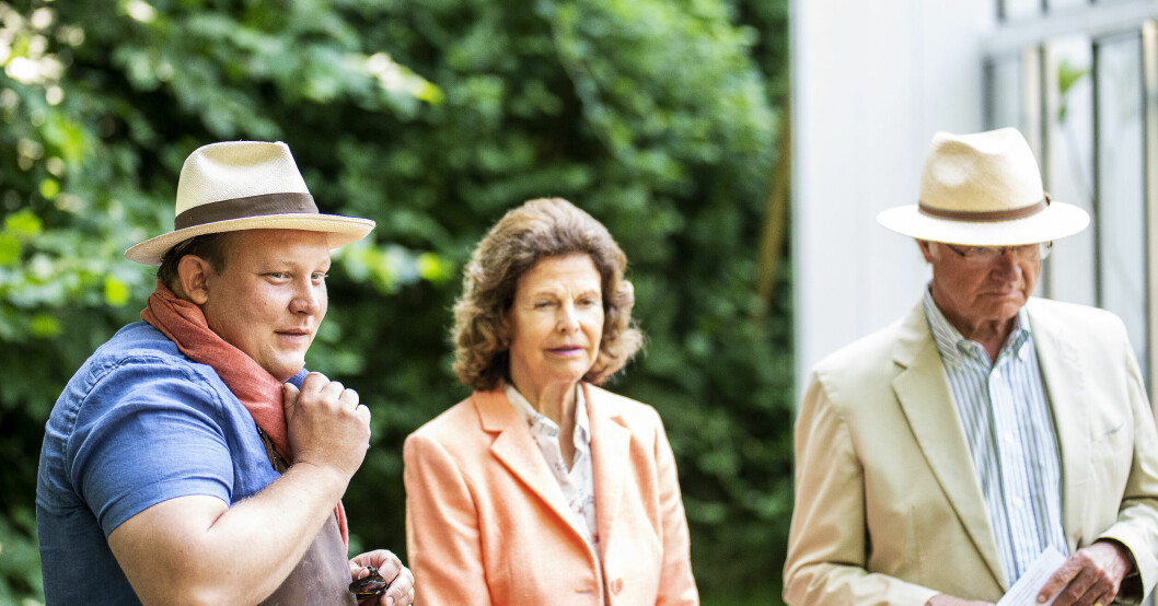 Karl Fredrik Gustafsson ger drottningen och kungen trädgårdstips. Karl Fredrik Gustafsson, drottning Silvia och kung Carl Gustaf