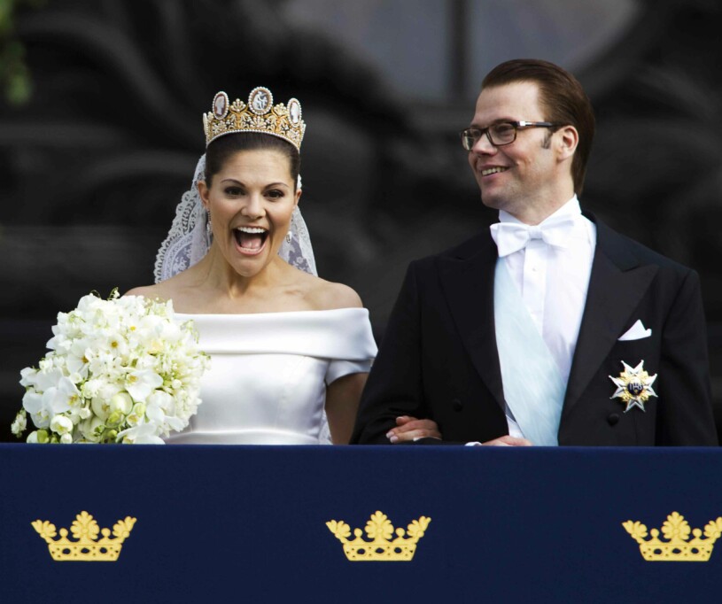 Bröllopet mellan kronprinsessan Victoria och Daniel Westling. Victoria, prinsessa Sverige kronprinsessa, och make Daniel, prins, tar emot folkets hyllningar på slottets balkong vid Lejonbacken.