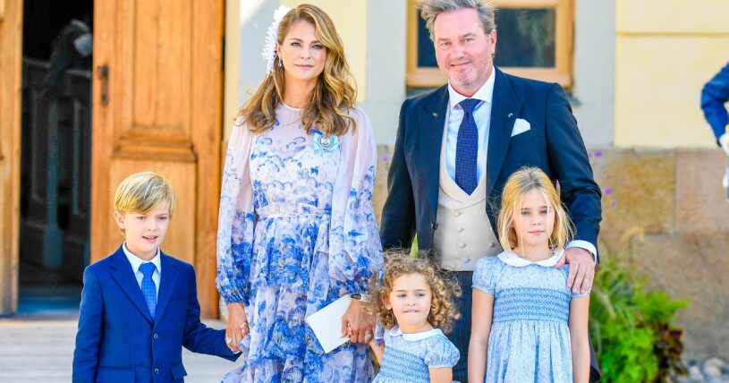 Innan prinsessfamiljen lämnade Sverige närvarade de vid prins Julians dop. Prins Nicolas, prinsessan Madeleine, Chris O'Neill, prinsessan Adrienne och prinsessan Leonore