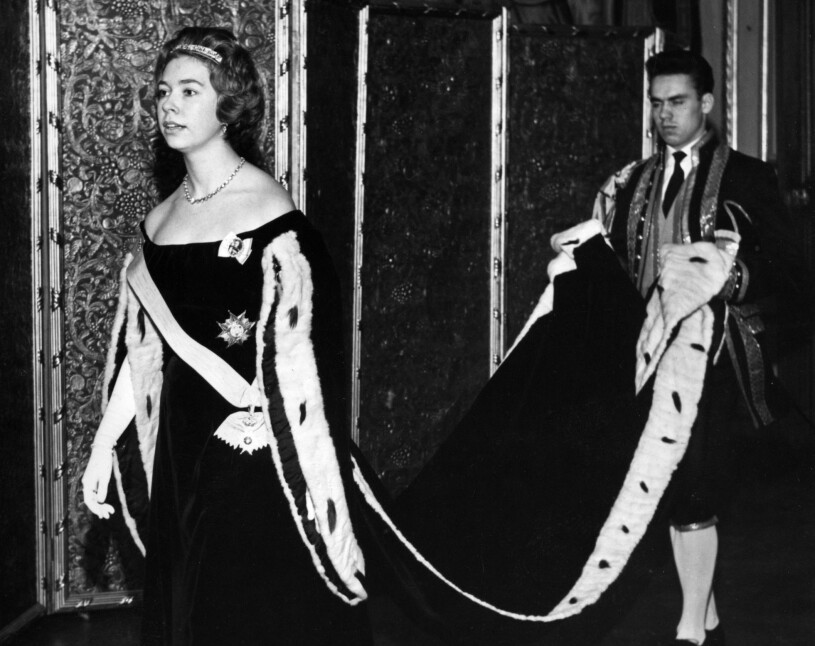 19-åriga prinsessan Christina i sin hermelinmantel. Efter följde en hovlakej. Prinsessan Christina Riksdagens högtidliga öppnande 1962