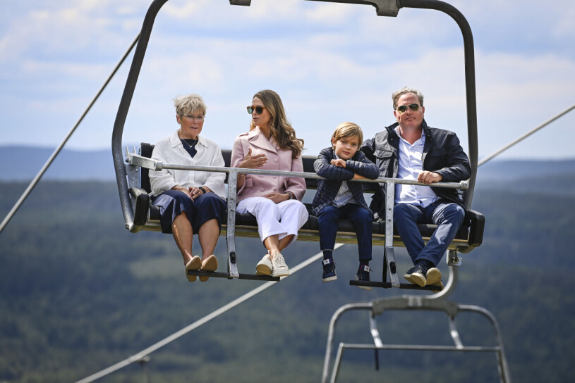 Prins Nicolas, prinsessan Madeleine och Christopher O'Neill åker linbana tillsammans med landshövding Berit Högman upp till toppen av Skuleberget i Ångermanland.