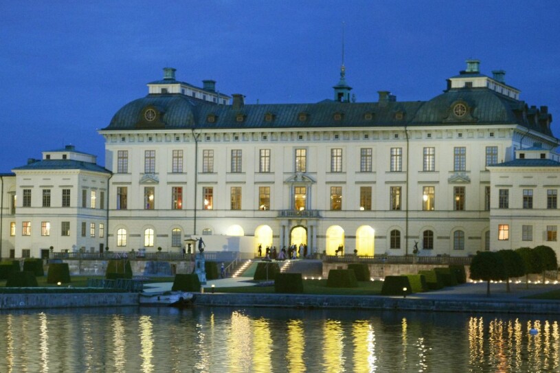 Drottningholms slott. Här samlas kungafamiljen under sena eftermiddagen. En riskaktivitet? Nej, den här gången känner sig hovet helt lugna. Drottningholms slott