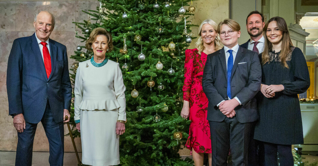 Kung Harald och drottning Sonja höll avstånd till kronprinsessan Mette-Marit, prins Sverre Magnus, kronprins Haakon och prinsessan Ingrid Alexandra i samband med julfotograferingen 2020. Norska kungafamiljens julfirande 2020