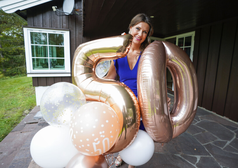 Födelsedagsbarnet hemma på sin stenlagda terrass. Prinsessan Märtha Louise Hemma hos 50-årsdagen
