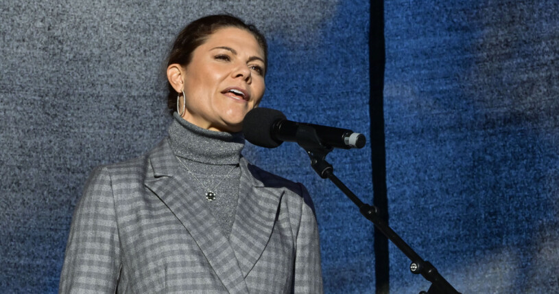 Kronprinsessan Victoria talar i samband med Ölandsbrons 50-årsfirande. Kronprinsessan Victoria