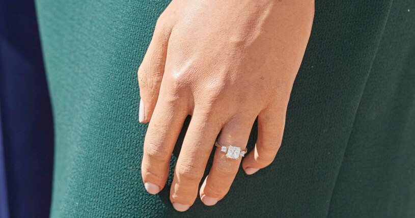 Prins Harry har själv designat förlovningsringen som sitter på Meghan Markles vänstra ringfinger. Meghan Markles förlovningsring som Harry designat själv