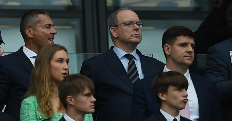 Furst Albert dök upp på fotbollsmatchen. Furst Albert i London