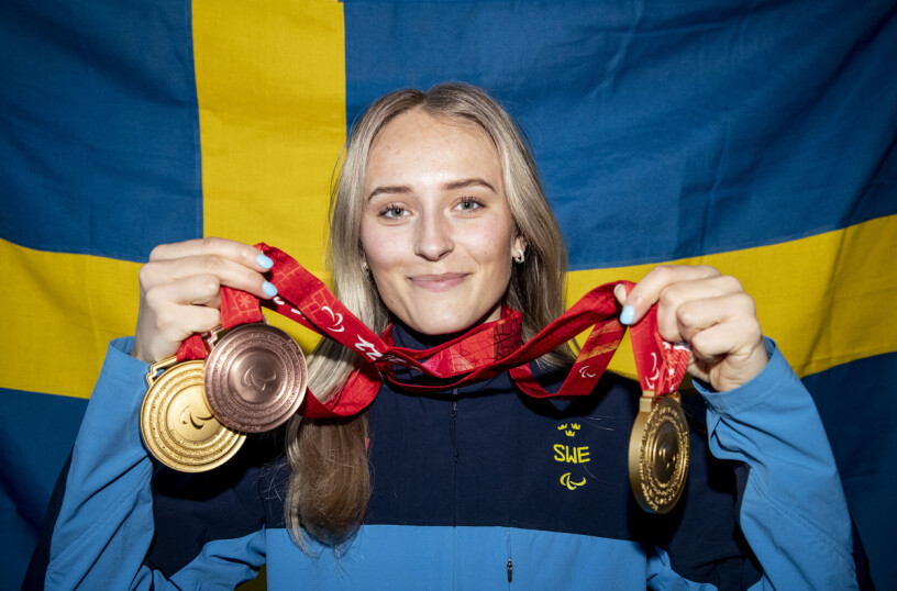 Ebba Årsjö visar upp sina medaljer.