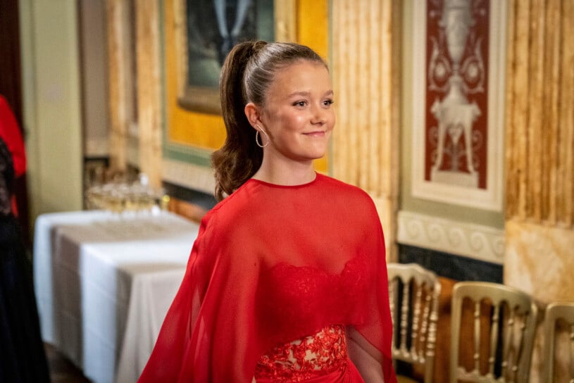 Prinsessan Isabella, 15. Hon tog klädkrisen med fattning, skönt att se. Prinsessan Isabella i en röd klänning under firandet av drottning Margrethe 50 år på tronen