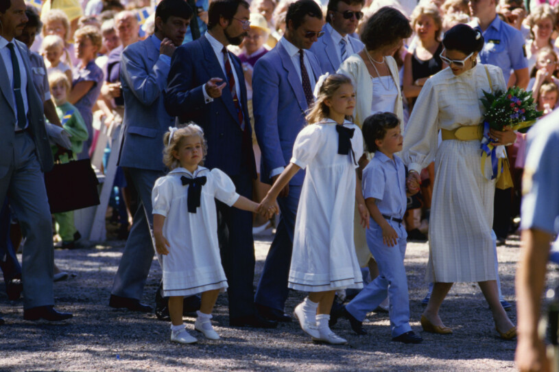 Även kungabarnen har alltid haft en fin syskonrelation! Prinsessan Madeleine, kronprinsessan Victoria, prins Carl Philip, drottning Silvia, Furuvik, 1986.