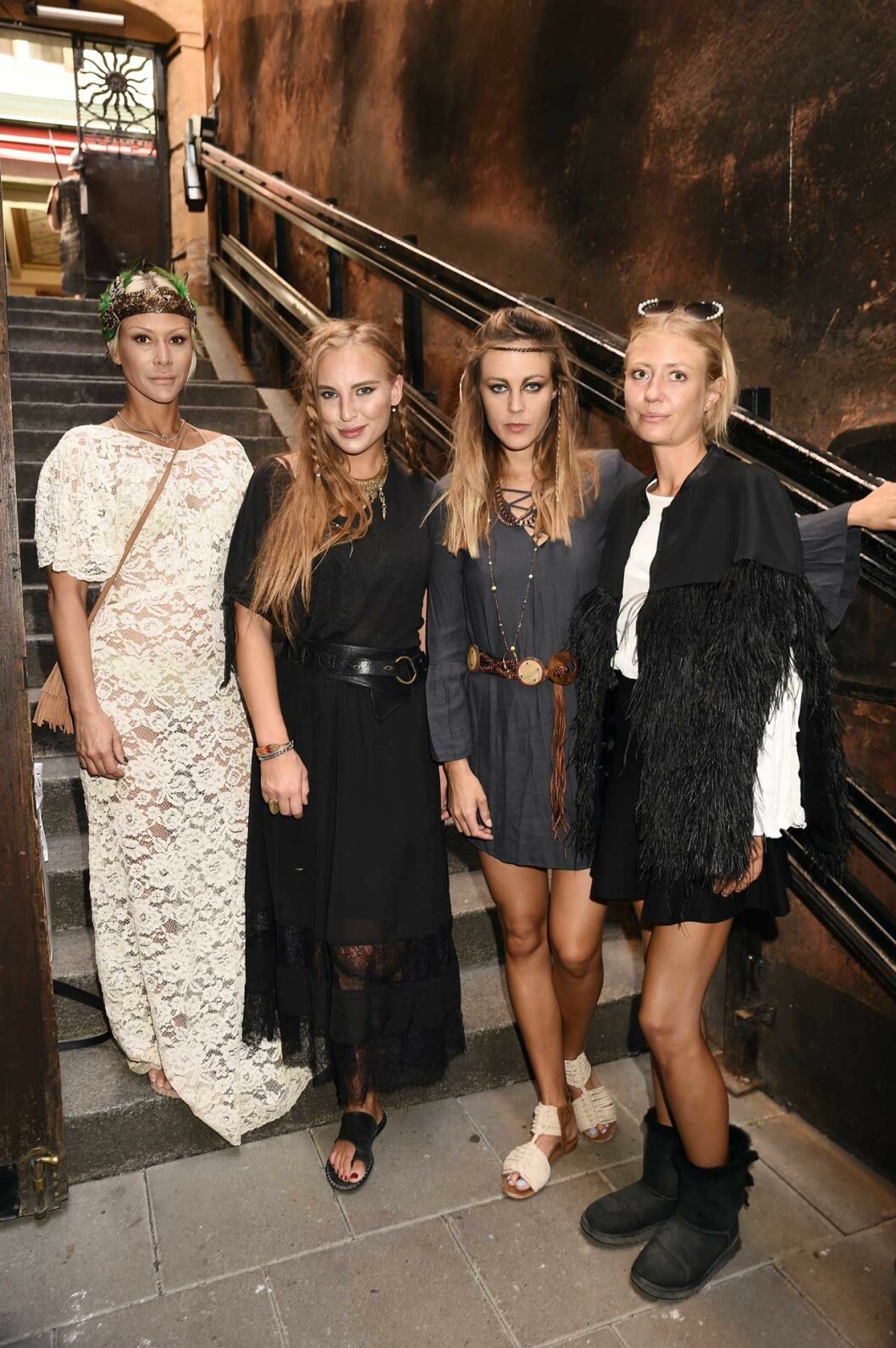Uppklädda för vikingalunch var denna fina väninnekvartett! Hanne, Anja, Petra och Sandra. Uppklädda för vikingalunch var denna fina väninnekvartett! Hanne, Anja, Petra och Sandra.