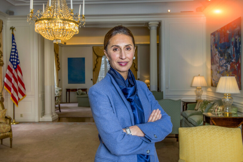 Azita Raji (1961-2022) i ambassadresidenset på Djurgården, hennes dåvarande hem i Stockholm. Azita Raji (1961-2022).