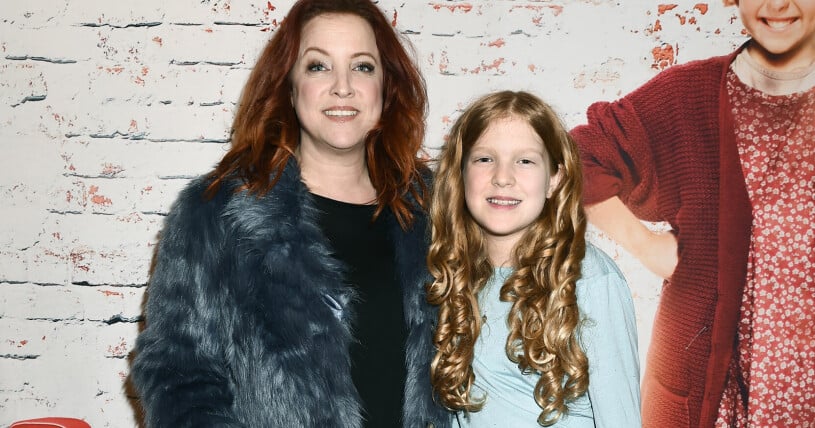 Dottern Vilja hejar på mamma Shirley från tv-soffan! Shirley Clamp och dottern Vilja 2020