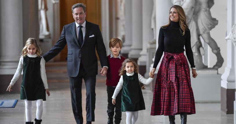 Chris O`Neill och prinsessan Madeleine med barnen prinsessan Leonore, prinsessan Adrienne och prins Nicolas på väg att ta emot granar inför julfirandet från Skogshögskolans studentkår på Stockholms slott 2021