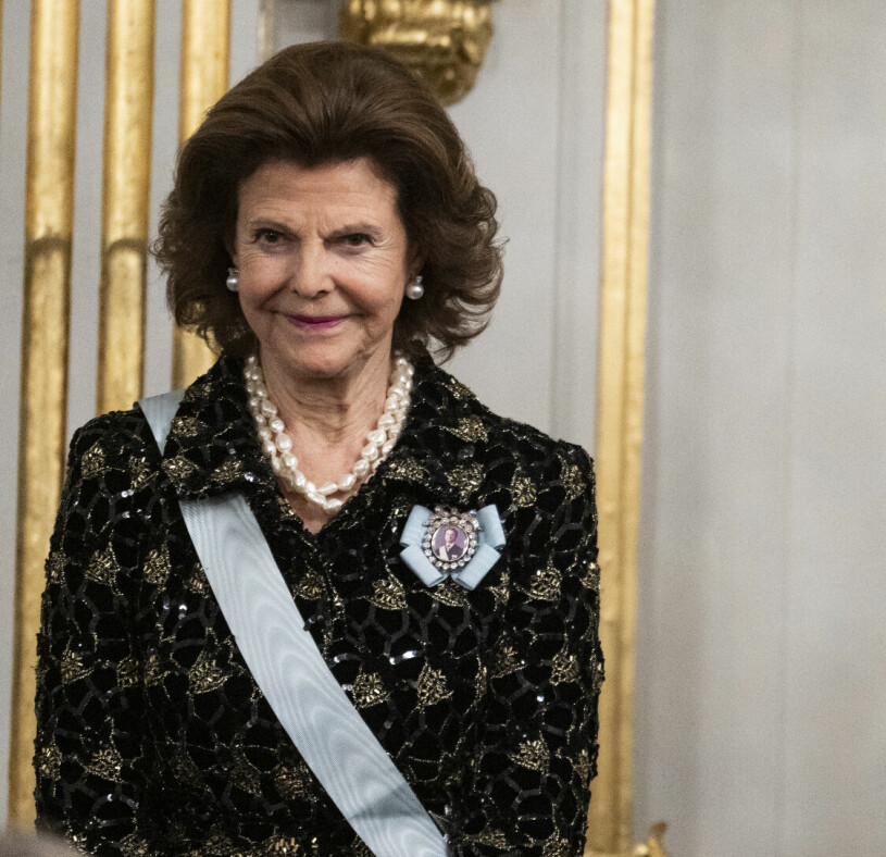 Kvällen började med ett frågetecken – men sedan dök drottning Silvia upp, klädd i svart sammet med pärlbroderier i guld. Drottning Silvia vid Svenska Akademiens högtidssammankomst 2022