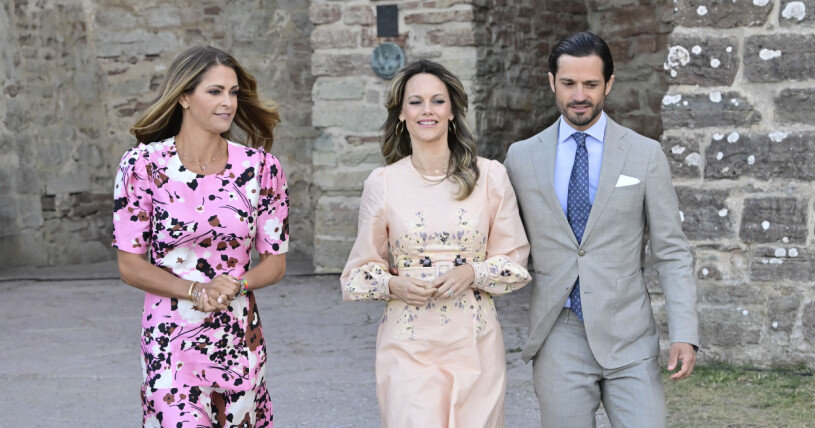 Prinsessan Madeleine försöker se till att komma till Sverige minst två gånger per år. Här syns hon tillsammans med prinsessan Sofia och prins Carl Philip under Victoriadagen 2022. Prinsessan Madeleine, prinsessan Sofia och prins Carl Philip