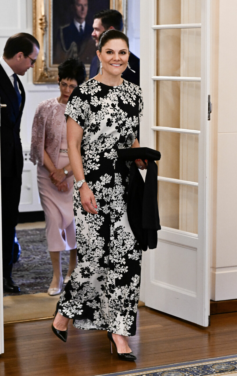 Victoria på flott middag hemma hos generalguvernören i Canberra. kronprinsessan victoria och prins daniel i australien