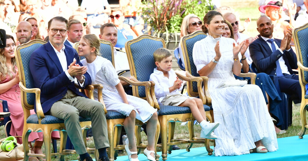 Vi är vana att se Estelle och Oscar vid större tillställningar! Prins Daniel, prinsessan Estelle, prins Oscar, kronprinsessan Victoria i samband med firandet av Victoriadagen på Sollidens Slott på Öland.